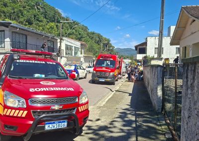 Ap&oacute;s colis&atilde;o com a motocicleta, autom&oacute;vel ainda atingiu um muro &agrave;s margens da via