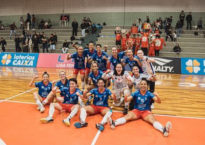 Equipe venceu o Patinhas por 2 a 1 diante de um SESI lotado e agora ter&aacute; o Tabo&atilde;o Magnus, de Tabo&atilde;o da Serra (SP), pela frente na disputa por vaga na final