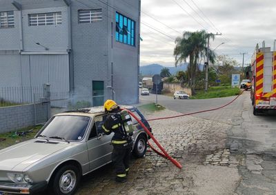 Motorista tentou combater as chamas com um extintor, mas fogo se espalhou pelo ve&iacute;culo; ningu&eacute;m ficou ferido