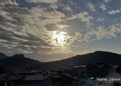 Segundo dados da Defesa Civil estadual, a m&aacute;xima registrada neste s&aacute;bado (26) foi de 33,8&deg;C em Maravilha, no Oeste catarinense