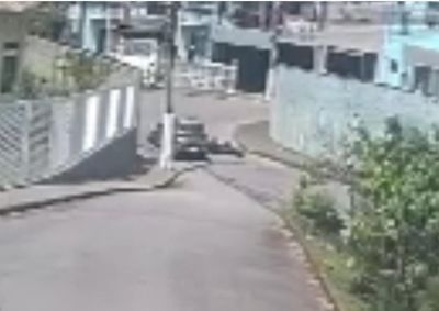 Imagens mostram momento em que motocicleta atinge a lateral de ve&iacute;culo que realizava uma convers&atilde;o na Rua Jo&atilde;o XXIII