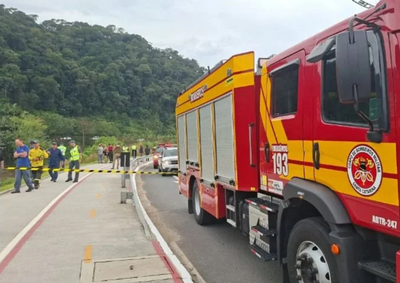 Informa&ccedil;&otilde;es iniciais apontam que uma pessoa estava no ve&iacute;culo no momento da queda; bombeiros atuam na ocorr&ecirc;ncia