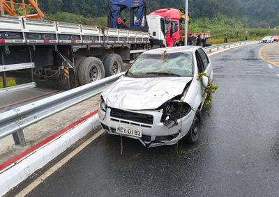 Ve&iacute;culo foi encontrado por volta das 12h45; testemunha relatou que o homem conseguiu sair do carro ap&oacute;s a queda no rio

