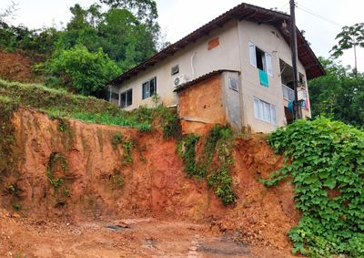 Entre os registros, est&atilde;o cinco deslizamentos nos bairros Guarani, Souza Cruz e Azambuja.