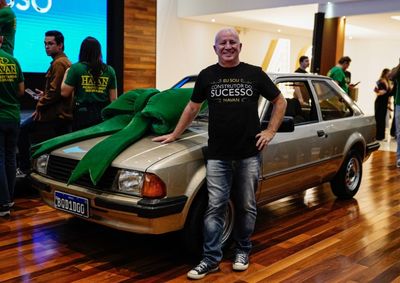Jos&eacute; Lu&iacute;s Paza est&aacute; entre os primeiros funcion&aacute;rios da varejista e recebeu um Escort GL 1984 durante evento em Brusque