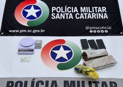 Pol&iacute;cia Militar apreendeu ainda duas balan&ccedil;as de precis&atilde;o e tr&ecirc;s celulares; ocupantes n&atilde;o estavam no local