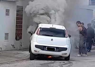 Autom&oacute;vel foi atingido pelas chamas na manh&atilde; desta ter&ccedil;a-feira (8); populares conseguiram controlar o inc&ecirc;ndio