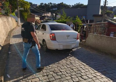 Cinco pessoas estavam em uma resid&ecirc;ncia j&aacute; relacionada a ocorr&ecirc;ncias envolvendo drogas; crack e coca&iacute;na foram encontrados durante a a&ccedil;&atilde;o
