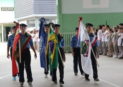 Decis&atilde;o atinge seis escolas e 39 profissionais; aulas continuam normalmente e Prefeitura tenta reverter medida
