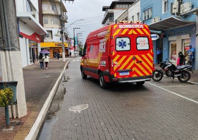Acidente aconteceu na tarde desta sexta-feira (4), no Centro; v&iacute;tima foi encaminhada ao Hospital Santo Ant&ocirc;nio