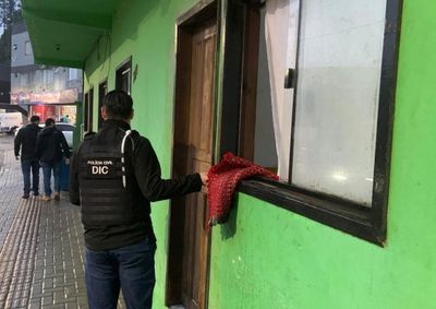 Por&ccedil;&otilde;es semelhantes a maconha, dinheiro e celulares foram encontrados durante a a&ccedil;&atilde;o policial