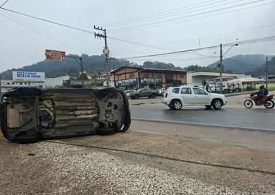 Hyundai Creta bateu na traseira de um Renault Duster na tarde desta quarta-feira (9); v&iacute;tima foi levada ao Hospital Azambuja