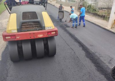 Servi&ccedil;os inclu&iacute;ram pavimenta&ccedil;&atilde;o, tapa-buracos, drenagem, saneamento e patrolamento