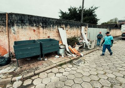 Sof&aacute;s, colch&otilde;es, camas e arm&aacute;rios est&atilde;o entre os materiais retirados pelas equipes