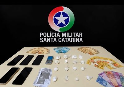 Homem de 47 anos tentou fugir ao perceber chegada das equipes e teria arremessado por&ccedil;&otilde;es no terreno vizinho, segundo a PM