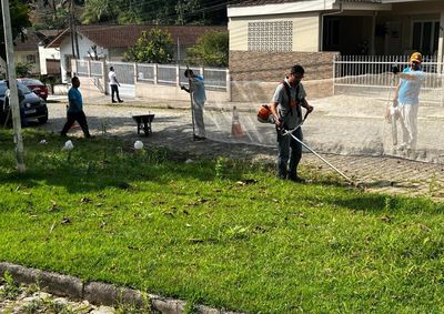 Trabalhos inclu&iacute;ram ro&ccedil;ada, limpeza e pintura de bancos, meios-fios e outros pontos dos espa&ccedil;os