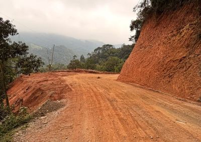 Interven&ccedil;&atilde;o ocorre no bairro Vargem Grande e busca melhorar as condi&ccedil;&otilde;es de acesso e circula&ccedil;&atilde;o na rodovia
