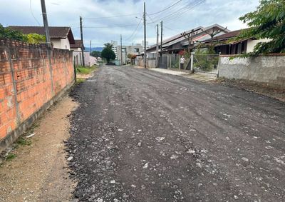 Processo inclui retirada, transporte, nivelamento e compacta&ccedil;&atilde;o do material em outras vias do munic&iacute;pio