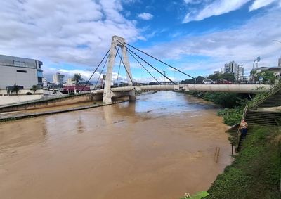 Dez das 26 ocorr&ecirc;ncias atendidas pela Defesa Civil foram deslizamentos; risco permanece nesta ter&ccedil;a e quarta-feira