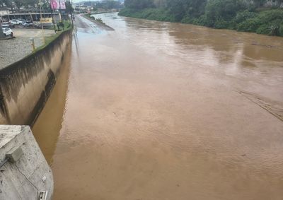 Nova Beira-Rio foi interditada ap&oacute;s &aacute;gua ultrapassar a calha do Itaja&iacute;-Mirim nesta manh&atilde;