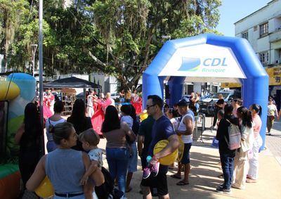 Evento acontece na pra&ccedil;a Bar&atilde;o de Schneeburg e ter&aacute; atividades gratuitas para adultos e crian&ccedil;as