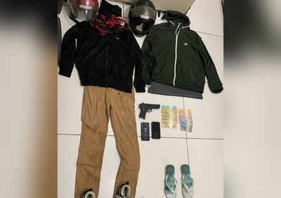 Segundo a PM, dois homens chegaram ao estabelecimento em uma Honda Biz vermelha e um deles estava armado