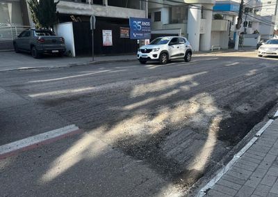 Pavimento antigo foi retirado antes da aplica&ccedil;&atilde;o da nova camada de asfalto em trecho de aproximadamente 15 metros