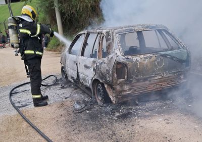 Ve&iacute;culo foi tomado pelas chamas no bairro Cedro Alto