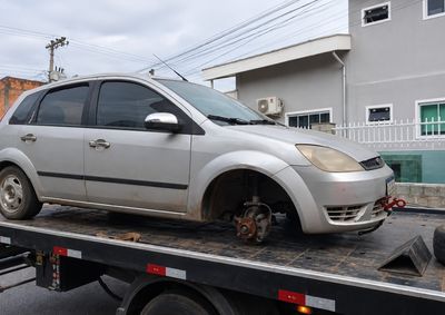 Dois ve&iacute;culos foram removidos no domingo e outro nesta ter&ccedil;a-feira; propriet&aacute;rios tiveram 15 dias para regularizar a situa&ccedil;&atilde;o