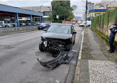 Colis&atilde;o entre Hyundai Creta e Honda Civic ocorreu no cruzamento da avenida Otto Renaux com a rua do Centen&aacute;rio