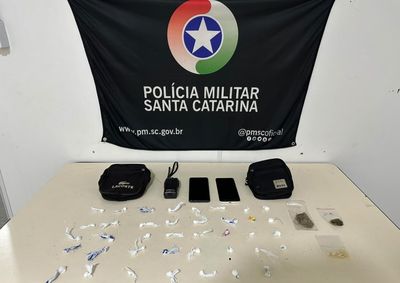 Abordagem ocorreu no bairro Ponta Aguda; policiais recolheram quatro tipos de entorpecentes, celulares e dinheiro