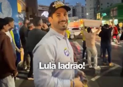 Prefeito de Brusque provocou manifestantes dizendo que ato tinha "meia d&uacute;zia de gato pingado"