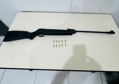 Pol&iacute;cia recebeu den&uacute;ncias de que espingarda estava sendo oferecida por R$ 1.600 em aplicativo de mensagens