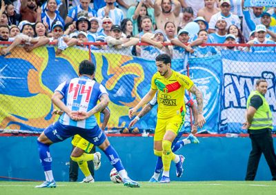 Partida ser&aacute; retomada &agrave;s 15h deste domingo, com port&otilde;es fechados; Ferrovi&aacute;ria x Inter de Limeira tamb&eacute;m continuar&aacute; no mesmo hor&aacute;rio