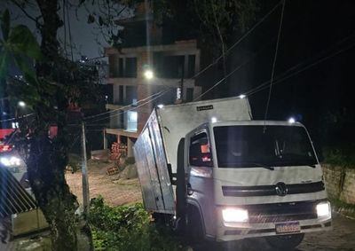 Motorista tentava retornar de marcha &agrave; r&eacute; ap&oacute;s uma entrega quando o ve&iacute;culo ficou &agrave; beira de um barranco