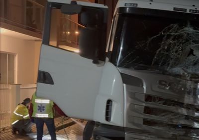 Acidente aconteceu na madrugada desta segunda-feira (19)