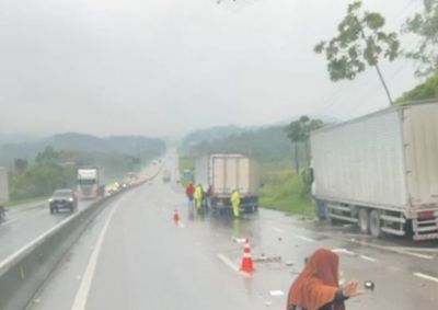Colis&atilde;o ocorreu no km 102,9, sentido norte; faixa j&aacute; foi liberada, mas tr&acirc;nsito permanece lento