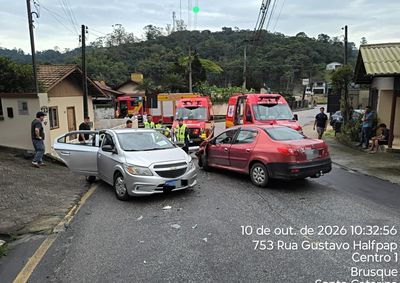 Acidente aconteceu na rua Gustavo Halfpap, na manh&atilde; deste s&aacute;bado (10)