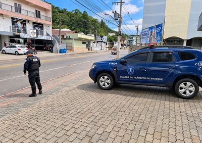 Uso irregular de vagas reservadas e estacionamento sobre cal&ccedil;adas e faixas de pedestres estiveram entre as principais ocorr&ecirc;ncias