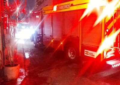 V&iacute;tima de 50 anos foi localizada durante o rescaldo; bombeiros impediram que fogo atingisse outras constru&ccedil;&otilde;es
