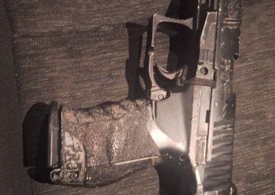 V&iacute;tima foi abordada ao entrar no carro ap&oacute;s o trabalho e entrou em luta corporal com um dos assaltantes