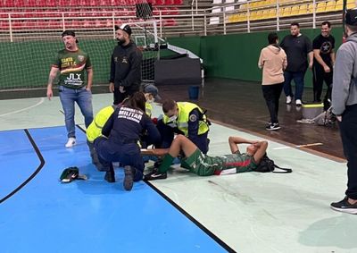 Problema com infiltra&ccedil;&otilde;es no gin&aacute;sio &eacute; antigo e voltou a ser registrado durante jogo do Municipal de Futsal