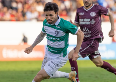 Equipe paranaense venceu por 2 a 1 em Araraquara; jogadores dos dois times trocaram socos no fim da partida