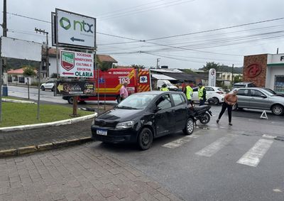 Acidente aconteceu quando um carro tentava atravessar a via; v&iacute;tima foi levada ao Hospital Azambuja