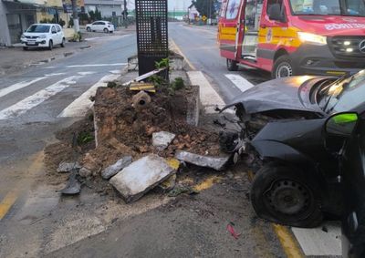 Acidente aconteceu no bairro Steffen, em Brusque, na manh&atilde; deste s&aacute;bado (17)