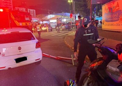 Condutor de 28 anos atingiu motocicleta que estava sendo fiscalizada; PM encontrou coca&iacute;na no autom&oacute;vel