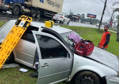 Acidente ocorreu na rodovia Jorge Lacerda; condutor do caminh&atilde;o n&atilde;o ficou ferido
