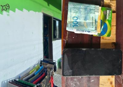 Policiais foram at&eacute; o im&oacute;vel para cumprir mandado de pris&atilde;o contra a mulher e encontraram o homem que tinha acabado de comprar pedras de crak