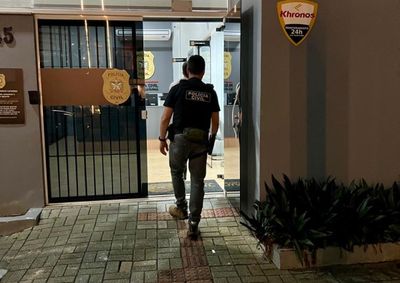 Policiais cumpriam mandado de pris&atilde;o preventiva relacionado a uma investiga&ccedil;&atilde;o por recepta&ccedil;&atilde;o quando encontraram ind&iacute;cios de tr&aacute;fico