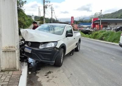 Colis&atilde;o ocorreu por volta das 14h55 desta sexta-feira (16); v&iacute;timas n&atilde;o apresentavam ferimentos graves
